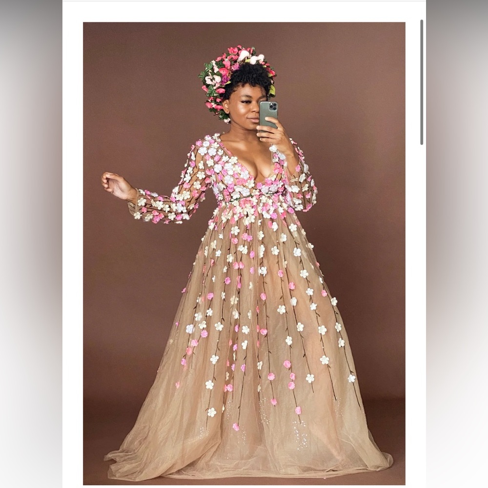 Beautiful Dress perfect for a special occasion. Lovely for maternity photos